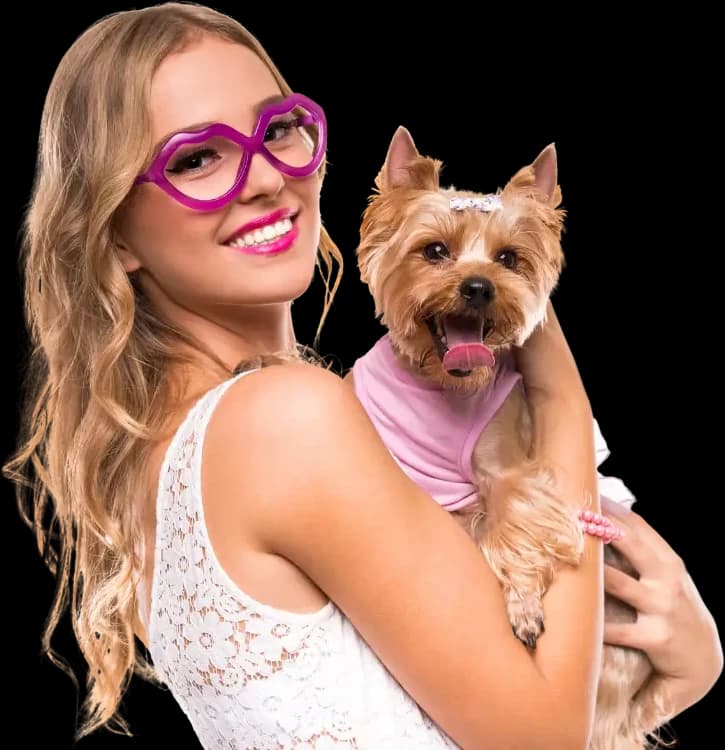 Femme souriante et son chien — assurance santé animale